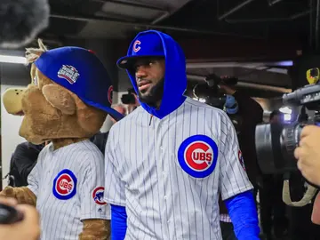 Lebron James vestido de los Cachorros de Chicago Lebron James vestido de los Cachorros de Chicago