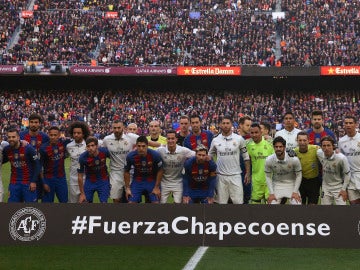 Los jugadores del Barça y del Real Madrid unidos por el Chapecoense