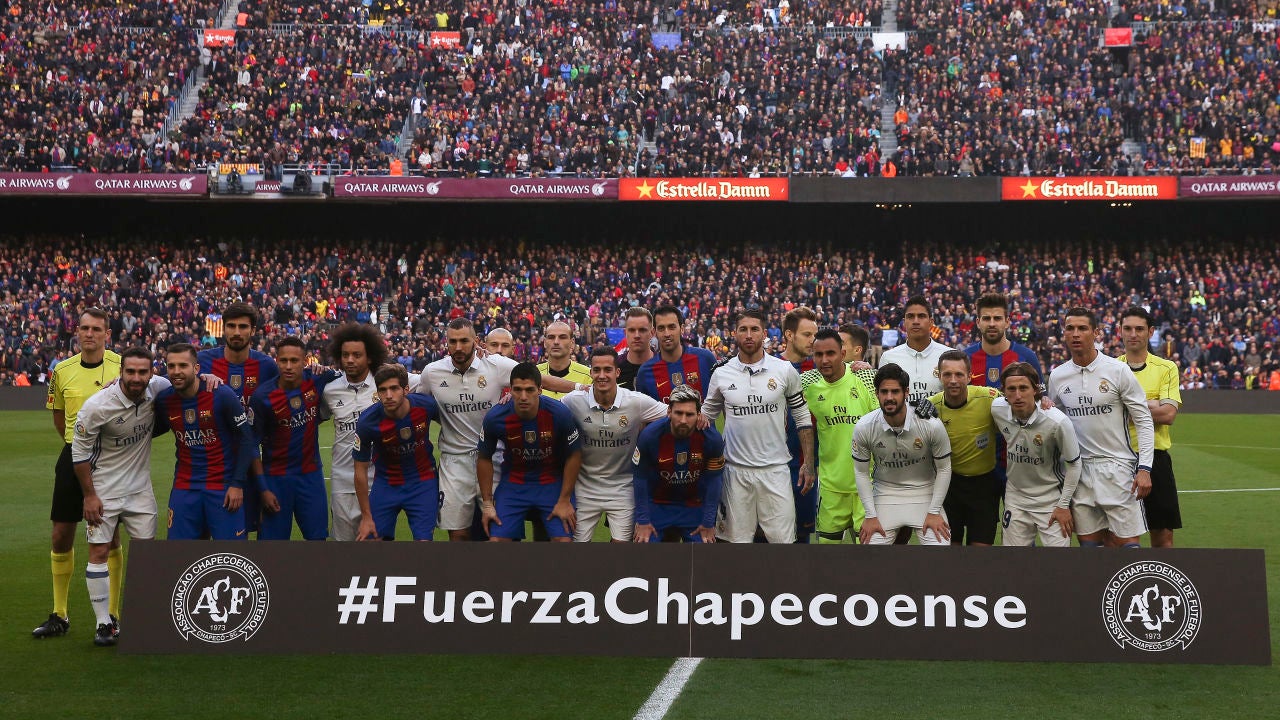 Los Jugadores De Barcelona Y Real Madrid Posan Juntos Antes Del Clasico En El Homenaje Al Chapecoense