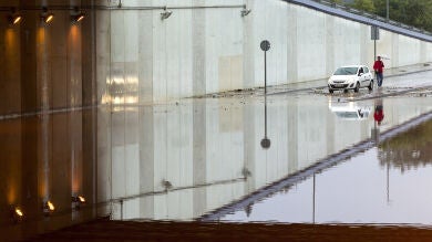 Hallan muerta a una mujer en las inmediaciones de un centro comercial de Estepona