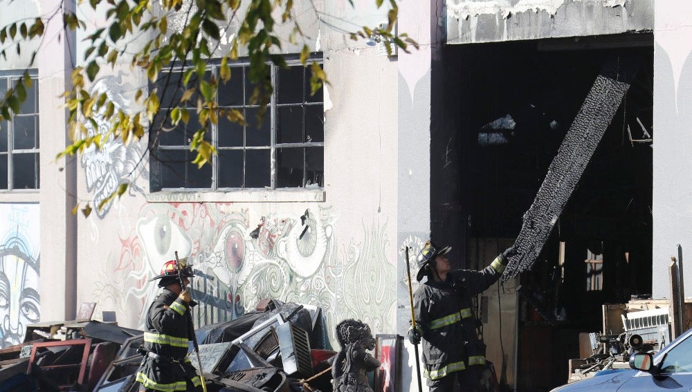 Labores de rescate tras el incendio de California