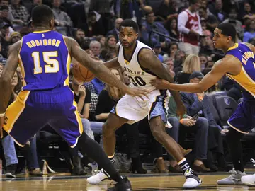 Troy Daniels, ante los Lakers Troy Daniels, ante los Lakers