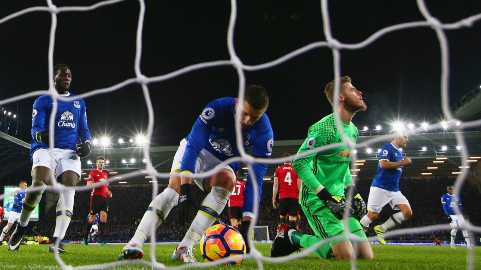 El Manchester United cede otro empate ante el Everton por un penalti de Fellaini a falta de cinco minutos