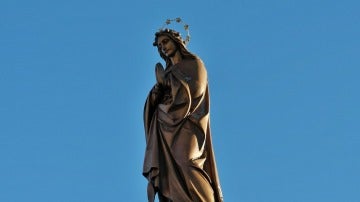 Imagen de archivo de la estatua de una virgen