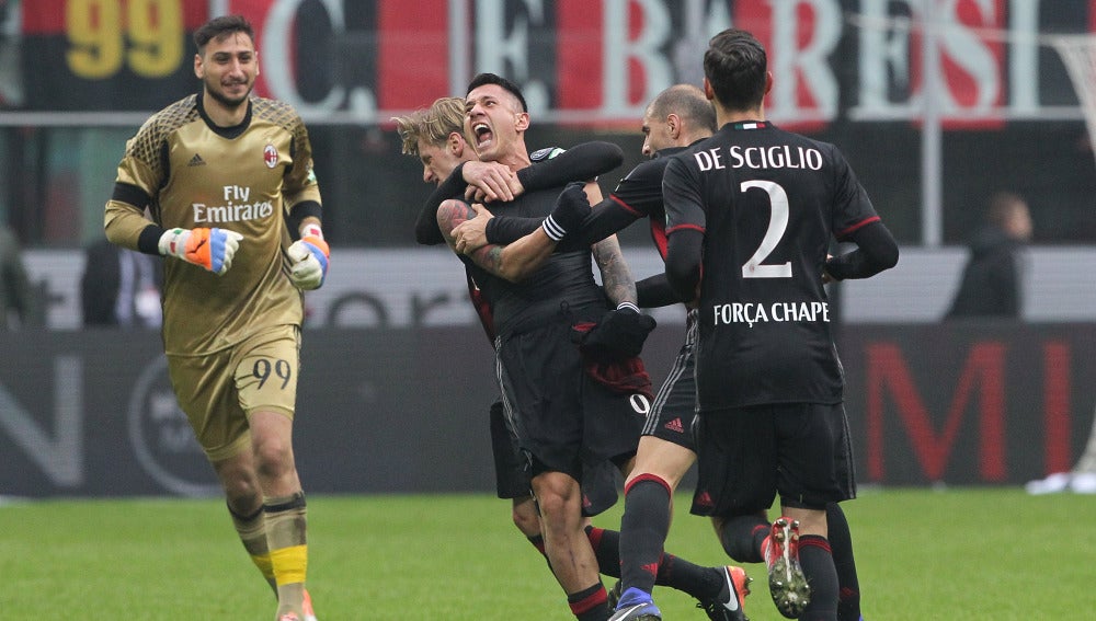 Lapadula celebra el definitivo 2-1 ante el Crotone