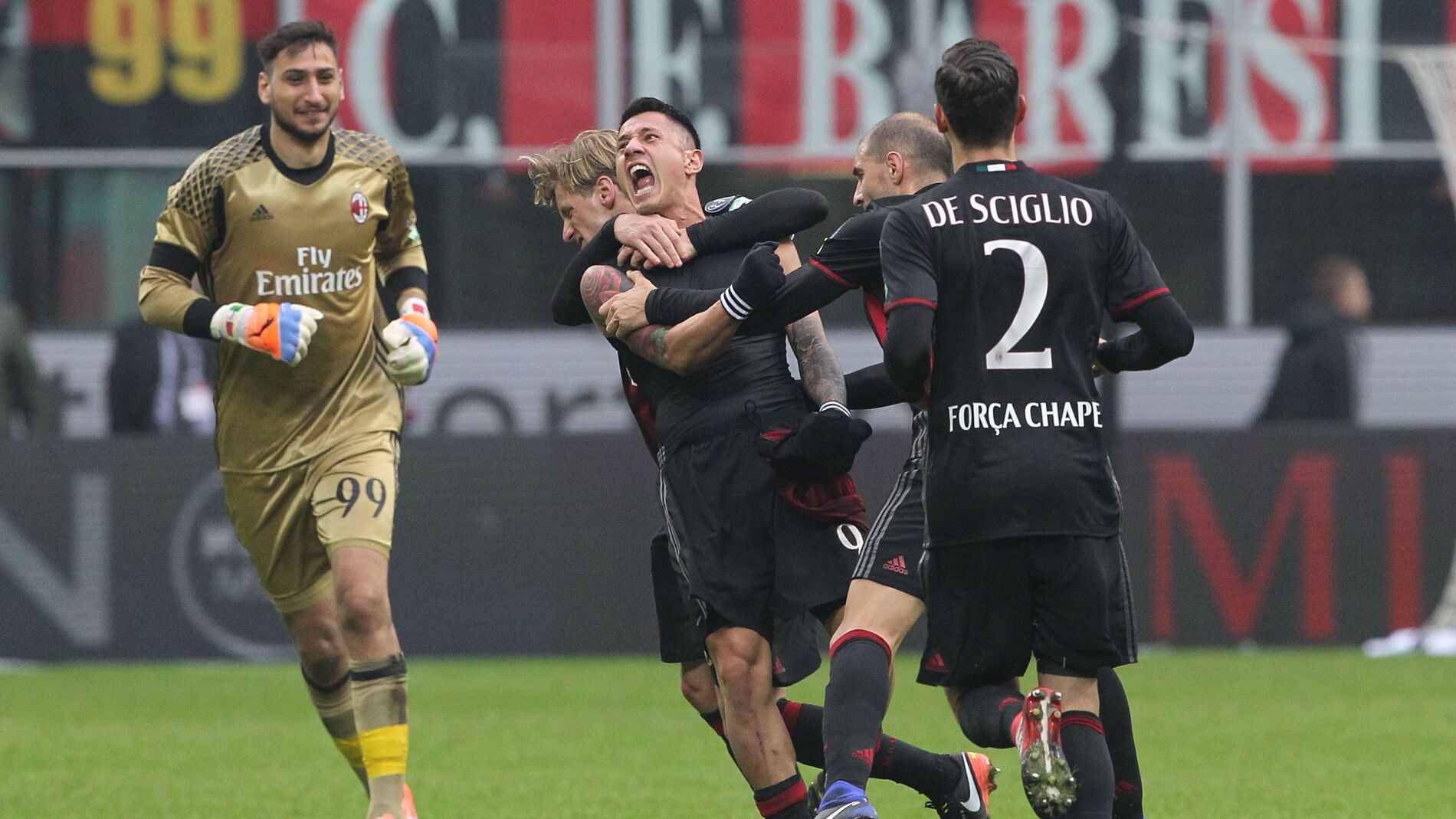 Lapadula celebra el definitivo 2-1 ante el Crotone