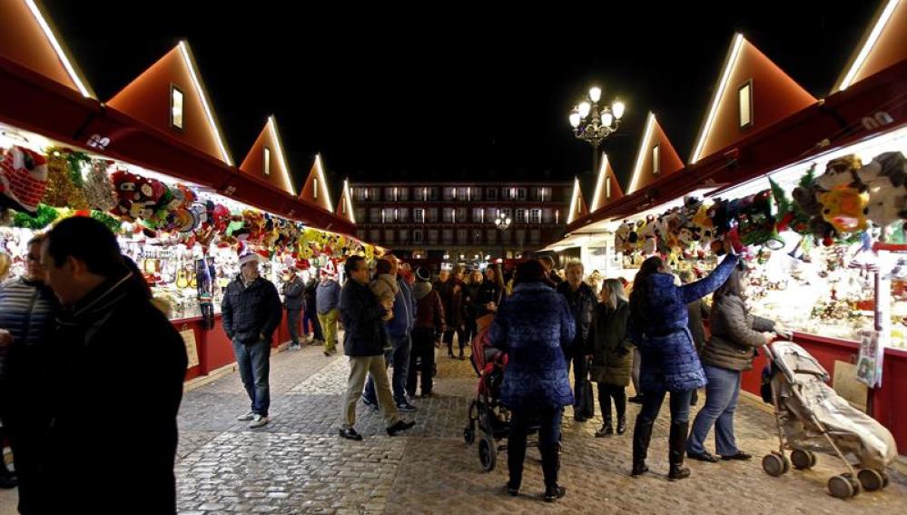 Mercadillo navideño en la Plaza Mayor de Madrid