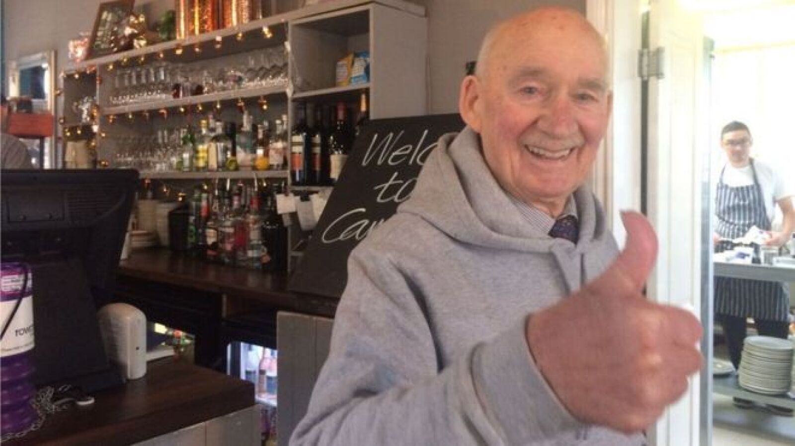Un hombre de 89 años empieza en su nuevo trabajo para no 