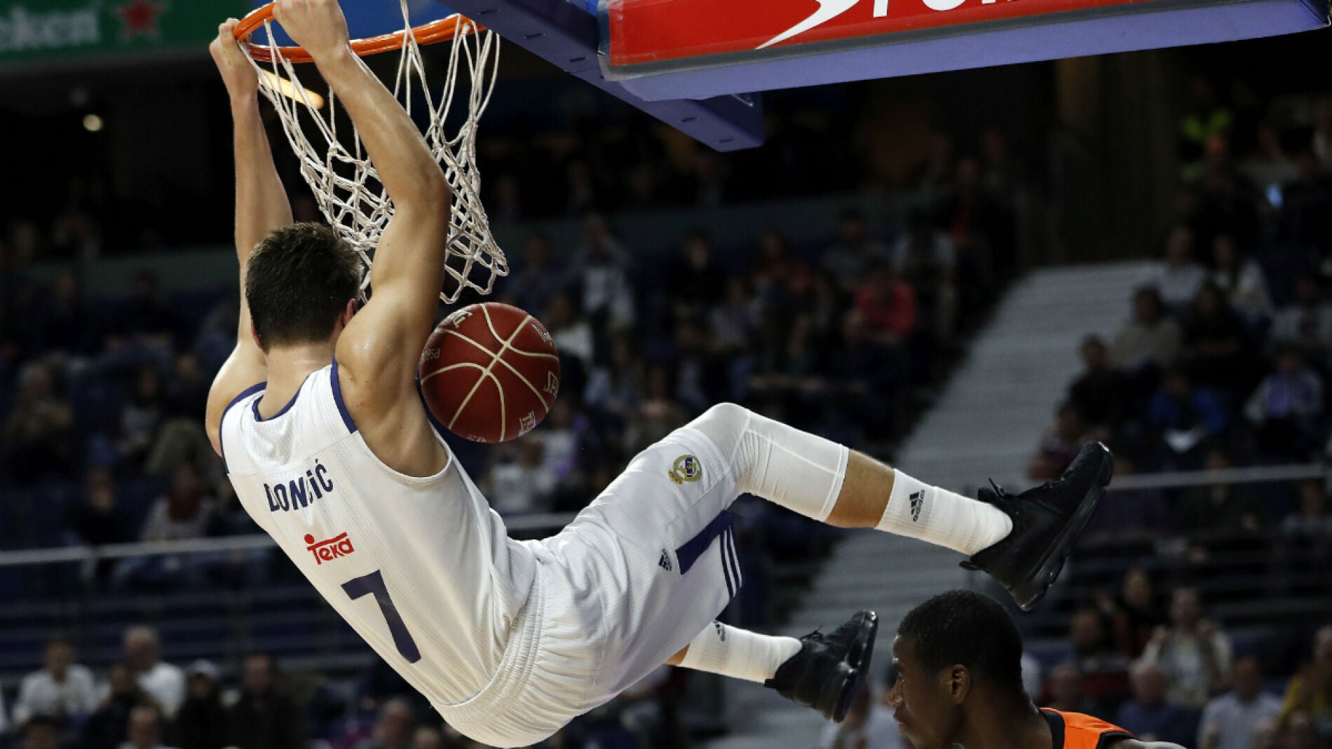 Doncic machaca el aro