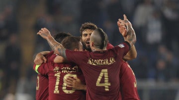 Jugadores de la Roma celebrando un gol 