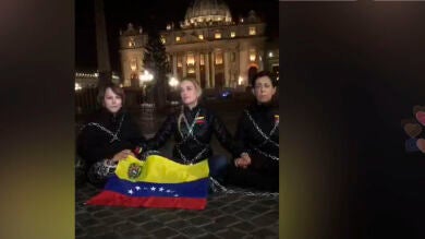  Lilian Tintori se encadena en la plaza del Vaticano para pedir la libertad de los presos políticos en Venezuela