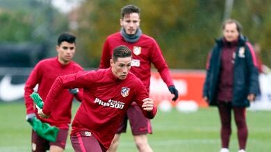 Torres se entrena con los suplentes del partido ante el Espanyol con la vista puesta en el Bayern