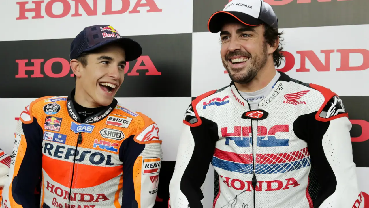 Alonso, con Marc Márquez