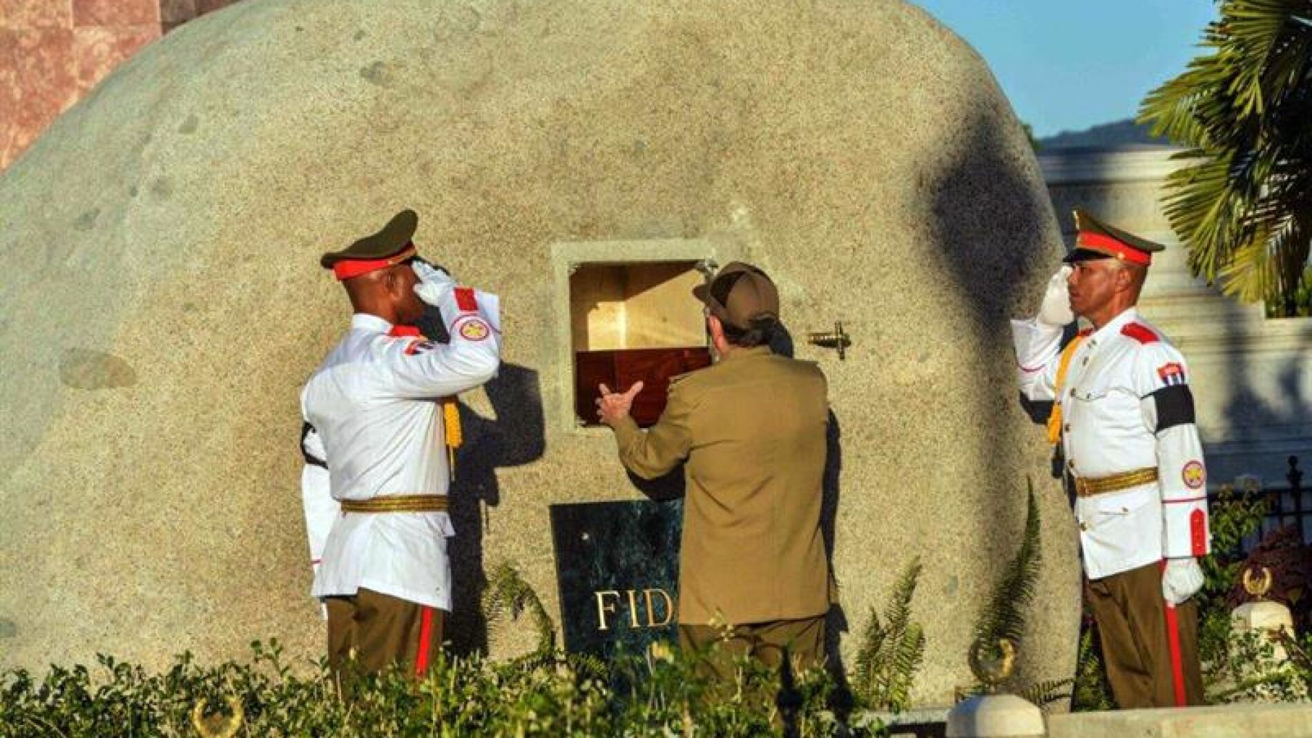 Las cenizas de Fidel Castro descansan en una roca