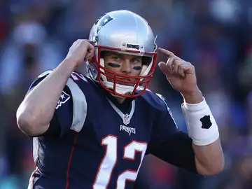 Tom Brady da indicaciones Tom Brady da indicaciones
