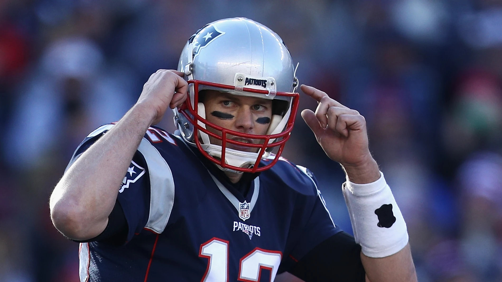 Tom Brady da indicaciones Tom Brady da indicaciones