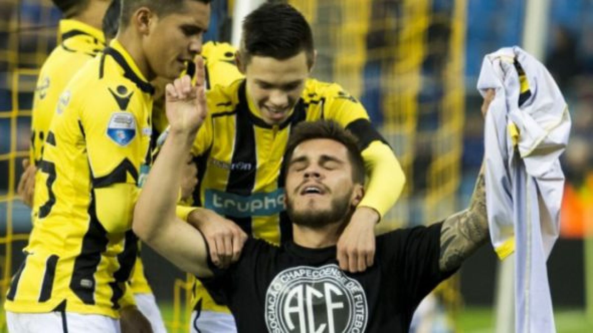 Nathan con la camiseta del Chapecoense