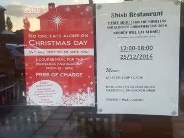 Cartel que invita a comer a los que estén solos el día de Navidad en Reino Unido