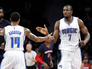 Serge Ibaka choca su mano con la de DJ Augustin Serge Ibaka choca su mano con la de DJ Augustin