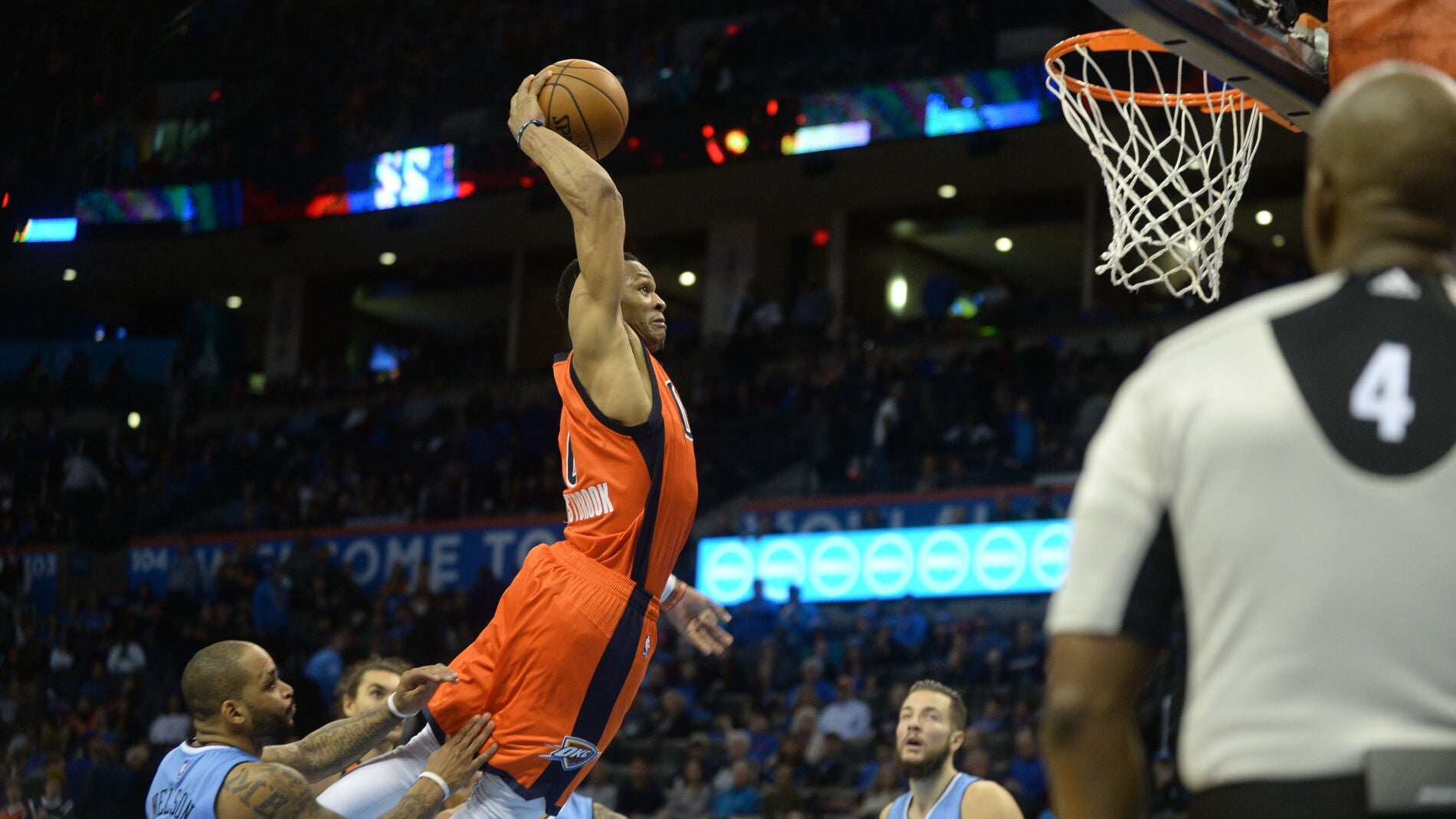 Russell Westbrook hace un espectacular mate