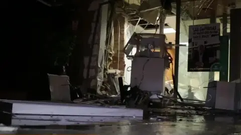 La explosión afectó también a parte de la oficina bancaria La explosión afectó también a parte de la oficina bancaria