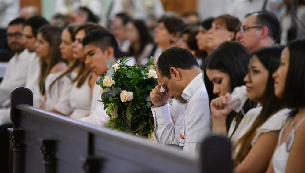 Familiares de los diputados asesinados durante la ceremonia