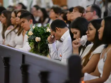 Familiares de los diputados asesinados durante la ceremonia Familiares de los diputados asesinados durante la ceremonia
