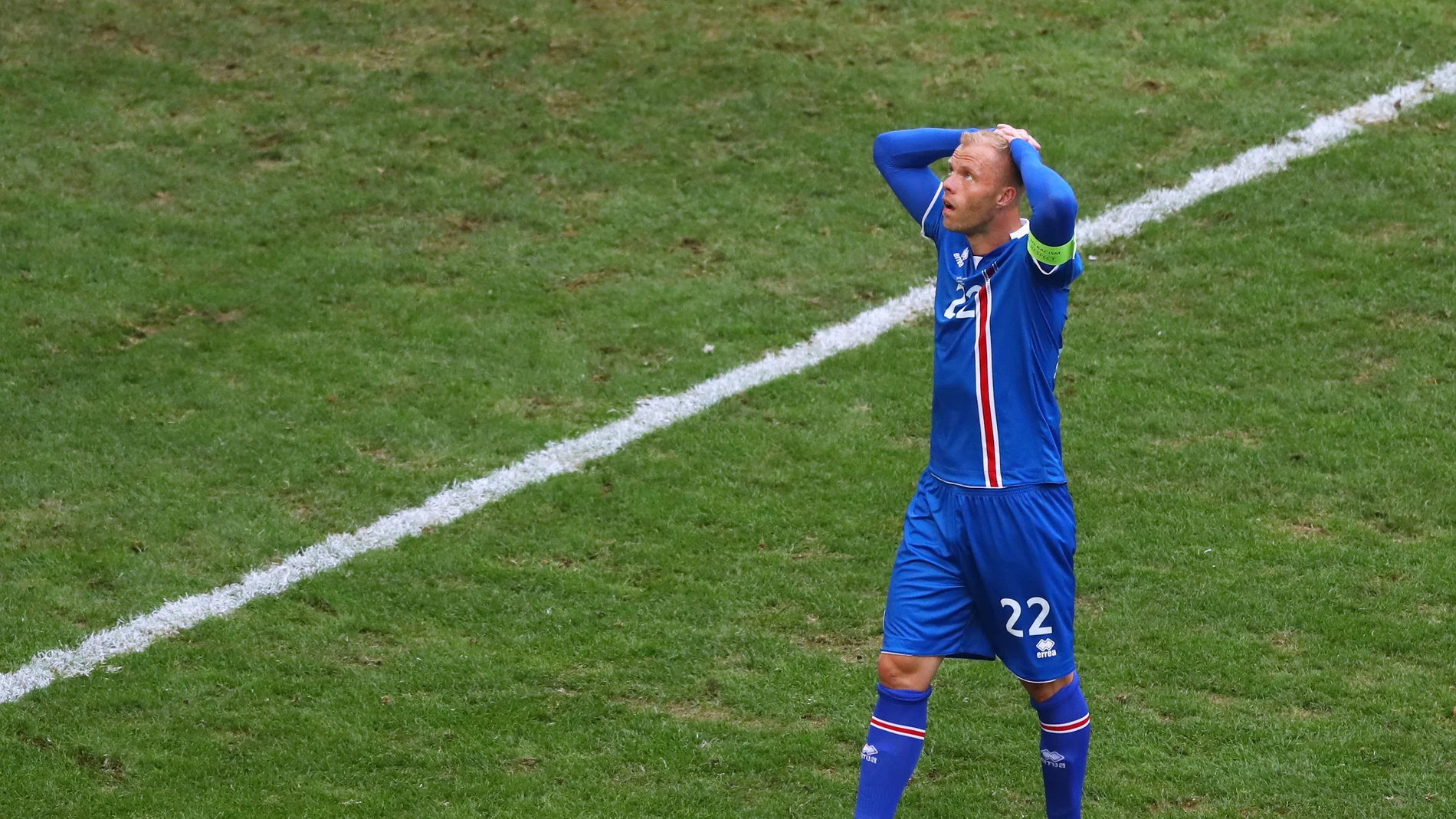 Gudjhonsen en un partido con Islandia Gudjhonsen en un partido con Islandia