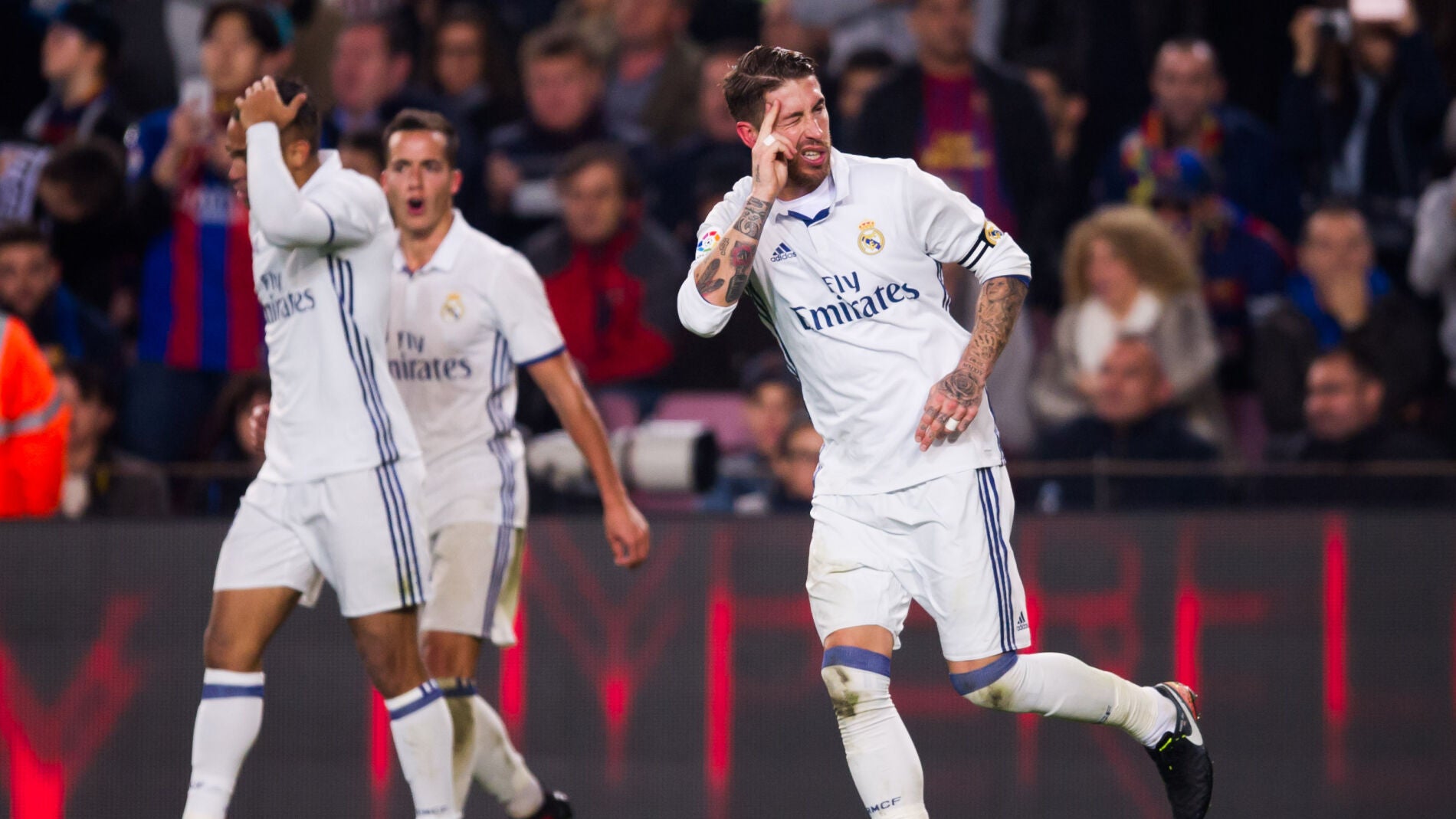 Un movimiento de aficionados cul&eacute;s protesta contra la presencia "masiva" de turistas que apoyaron "sin disimulo" al Madrid en las gradas del Camp Nou