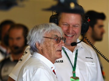 Zak Brown, jefe de McLaren, junto a Bernie Ecclestone