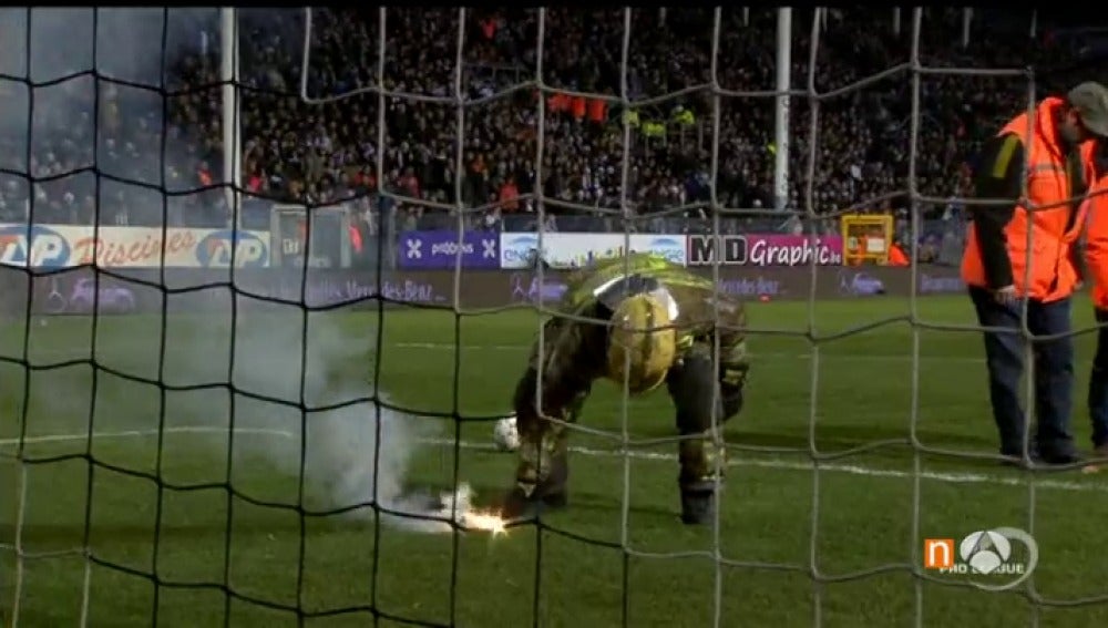 Frame 14.212442 de: El Charleroi - Standard de la Liga belga tuvo que ser suspendido por lanzamiento de bengalas