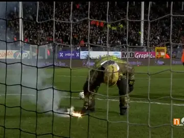 Frame 14.212442 de: El Charleroi - Standard de la Liga belga tuvo que ser suspendido por lanzamiento de bengalas Frame 14.212442 de: El Charleroi - Standard de la Liga belga tuvo que ser suspendido por lanzamiento de bengalas