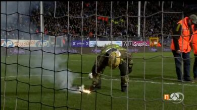 El Charleroi - Standard de la Liga belga tuvo que ser suspendido por lanzamiento de bengalas