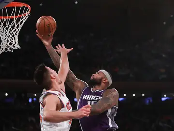 Willy Hernangómez intenta defender a DeMarcus Cousins Willy Hernangómez intenta defender a DeMarcus Cousins