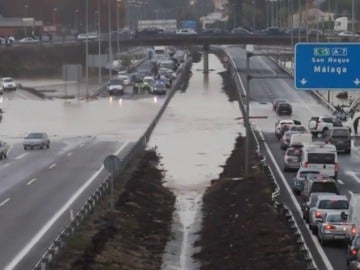 Frame 2.887659 de: Continúa la alerta por fuertes lluvias en Cádiz, Málaga, Comunidad Valenciana y nordeste de Cataluña tras un fin de semana negro