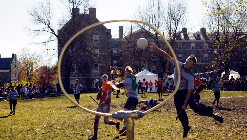 Estudiantes emulan el deporte que se practica en las películas de Harry Potter