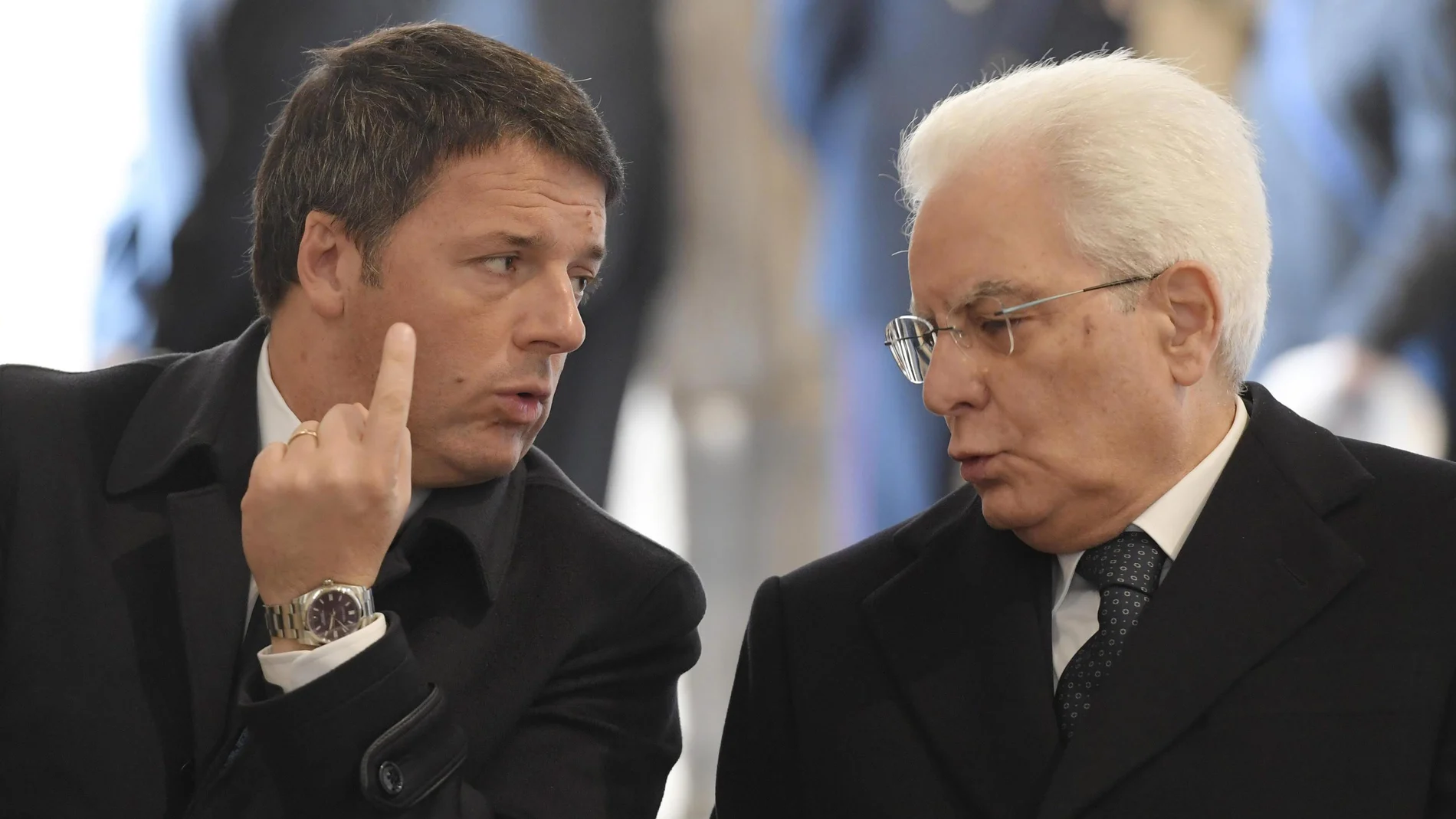El presidente Sergio Mattarella conversa en un acto con Matteo Renzi El presidente Sergio Mattarella conversa en un acto con Matteo Renzi