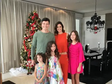Vera Viel con sus tres hijas y su marido Vera Viel con sus tres hijas y su marido