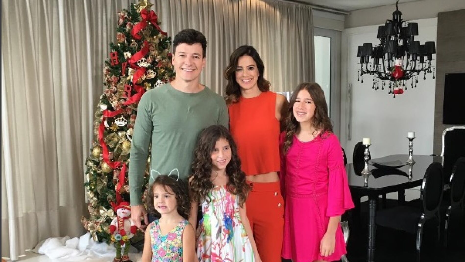 Vera Viel con sus tres hijas y su marido