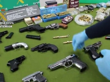 Frame 31.21718 de: La Guardia Civil detienen a 30 personas por la venta de armas a través de Internet y desmantela dos talleres clandestinos