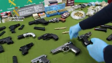 La Guardia Civil detienen a 30 personas por la venta de armas a través de Internet y desmantela dos talleres clandestinos
