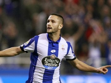 Andone celebrando uno de sus goles frente a la Real