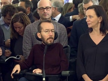 Frame 0.0 de: Podemos acusa a los gobierno del PP y del PSOE de "violar diariamente" la Constitución