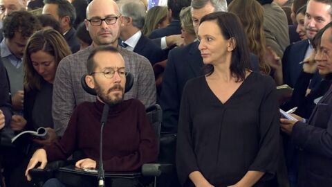 Frame 0.0 de: Podemos acusa a los gobierno del PP y del PSOE de "violar diariamente" la Constituci&oacute;n
