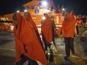 Llegan al puerto de Motril los 52 subsaharianos rescatados de una patera Llegan al puerto de Motril los 52 subsaharianos rescatados de una patera