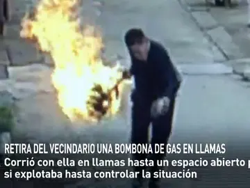 Frame 44.087854 de: Retira varios metros una bombona de gas en llamas para evitar una explosión en el vecindario Frame 44.087854 de: Retira varios metros una bombona de gas en llamas para evitar una explosión en el vecindario
