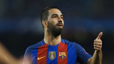Arda Turan finaliza con maestría una gran jugada del Barça para poner el 3-0 frente al Gladbach