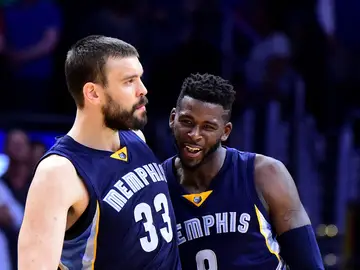 Marc Gasol celebra una canasta con James Ennis Marc Gasol celebra una canasta con James Ennis