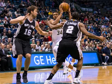 Pau Gasol y Leonard intentan defender a Antetokounmpo Pau Gasol y Leonard intentan defender a Antetokounmpo