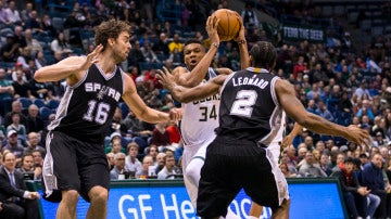 Pau Gasol y Leonard intentan defender a Antetokounmpo